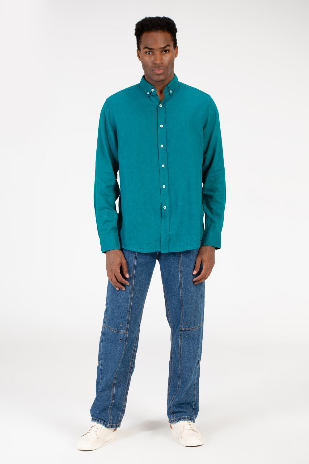 قميص رجالي أساسي من الكتان بقصّة عادية