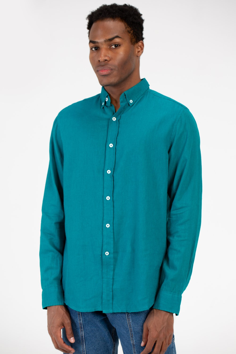 قميص رجالي أساسي من الكتان بقصّة عادية