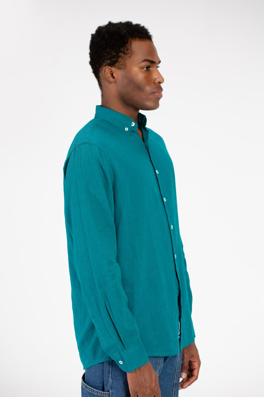 قميص رجالي أساسي من الكتان بقصّة عادية