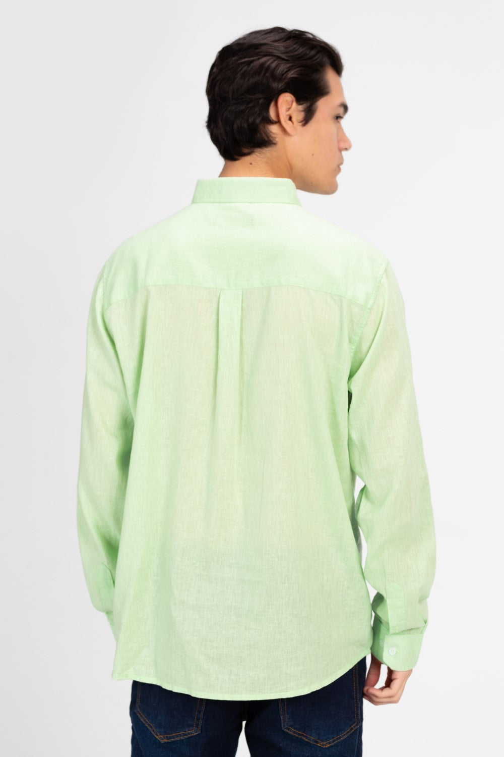 قميص رجالي أساسي من الكتان بقصّة عادية