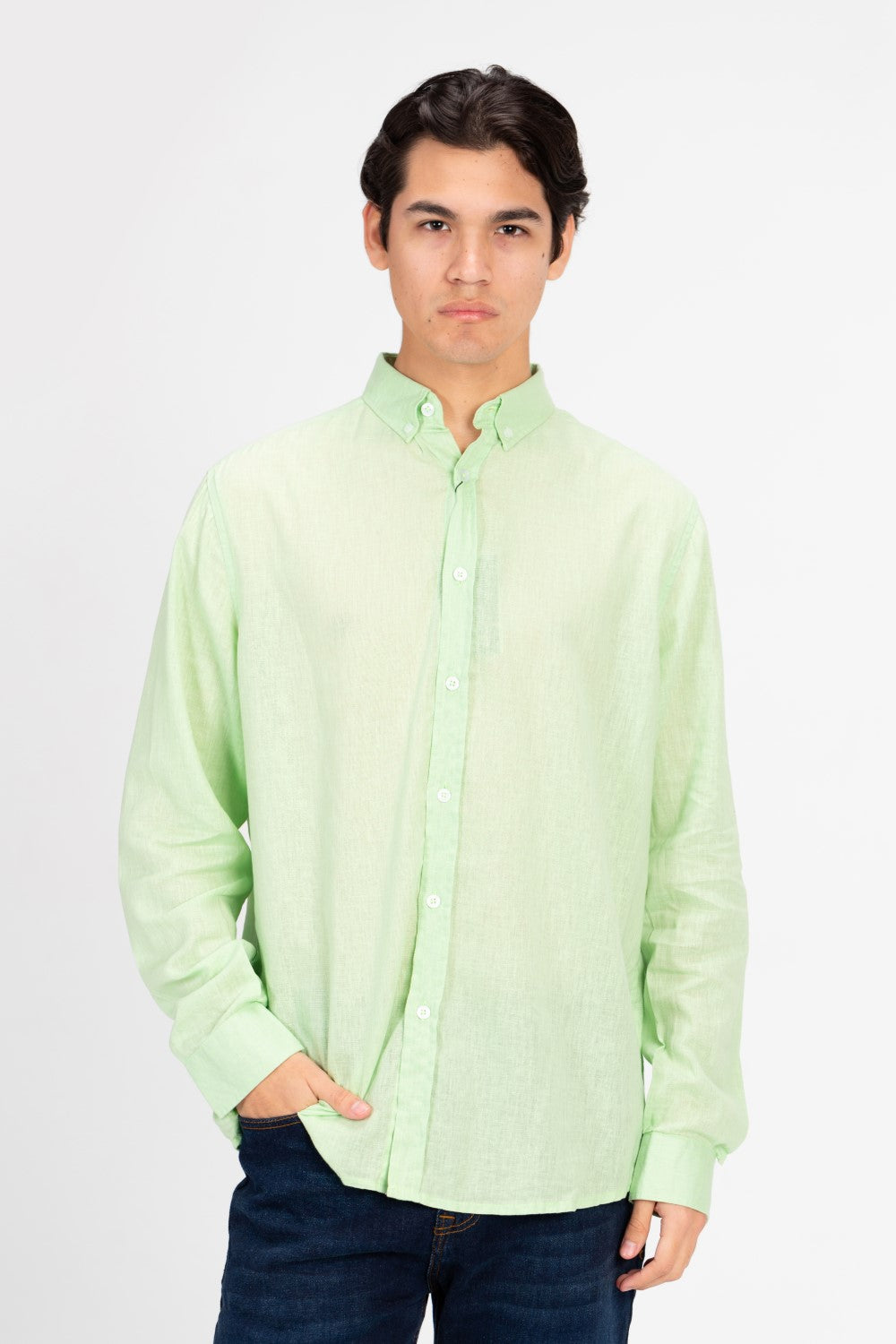 قميص رجالي أساسي من الكتان بقصّة عادية