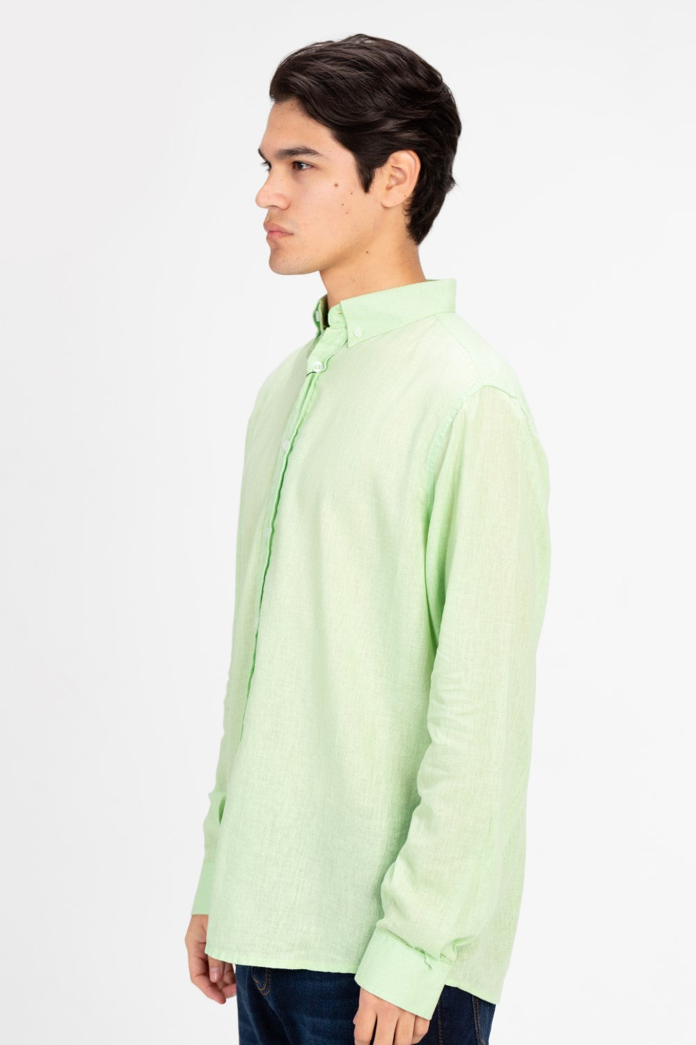 قميص رجالي أساسي من الكتان بقصّة عادية