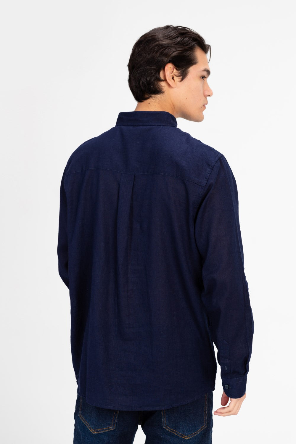 قميص رجالي أساسي من الكتان بقصّة عادية