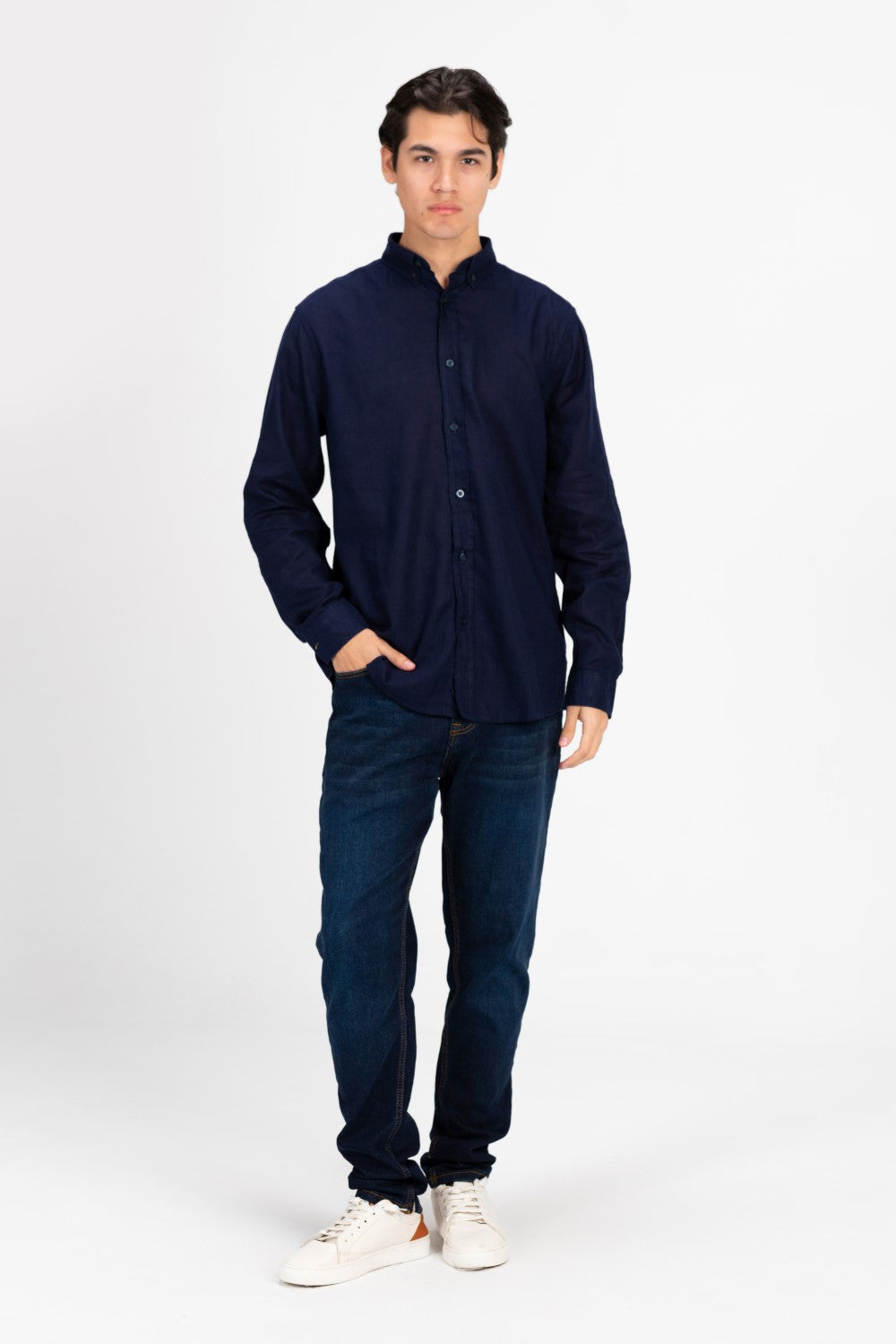 قميص رجالي أساسي من الكتان بقصّة عادية