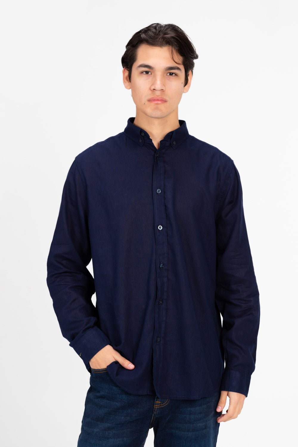 قميص رجالي أساسي من الكتان بقصّة عادية