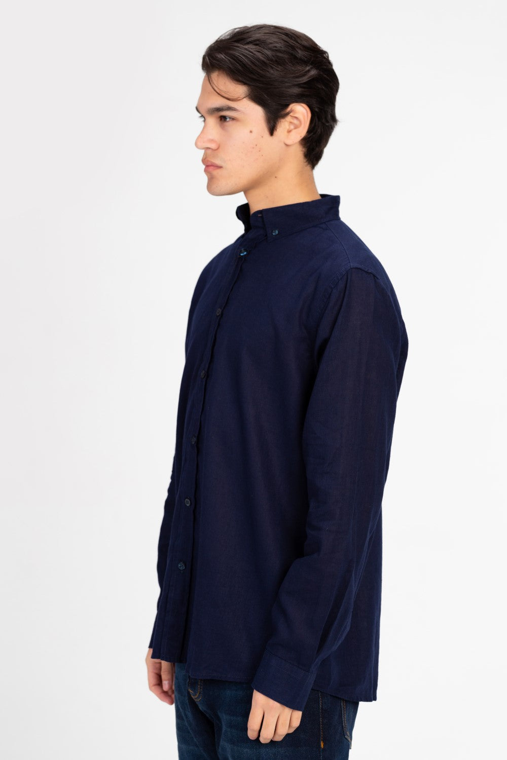 قميص رجالي أساسي من الكتان بقصّة عادية