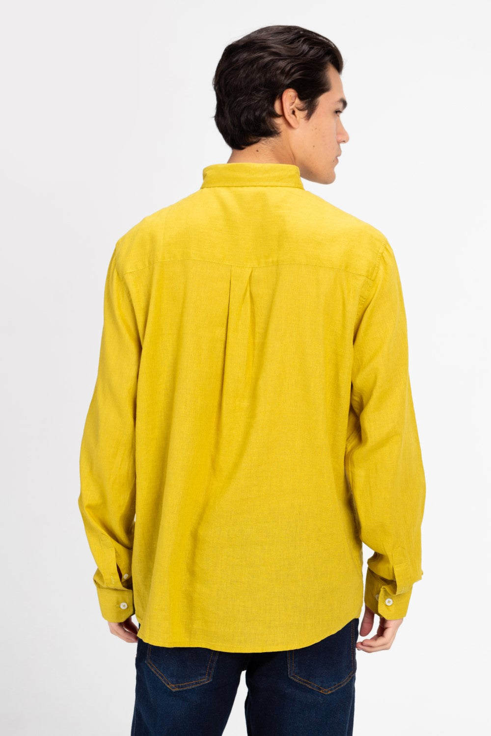 قميص رجالي أساسي من الكتان بقصّة عادية