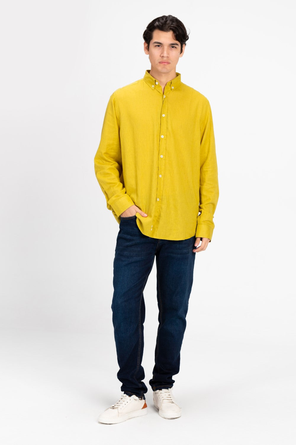 قميص رجالي أساسي من الكتان بقصّة عادية