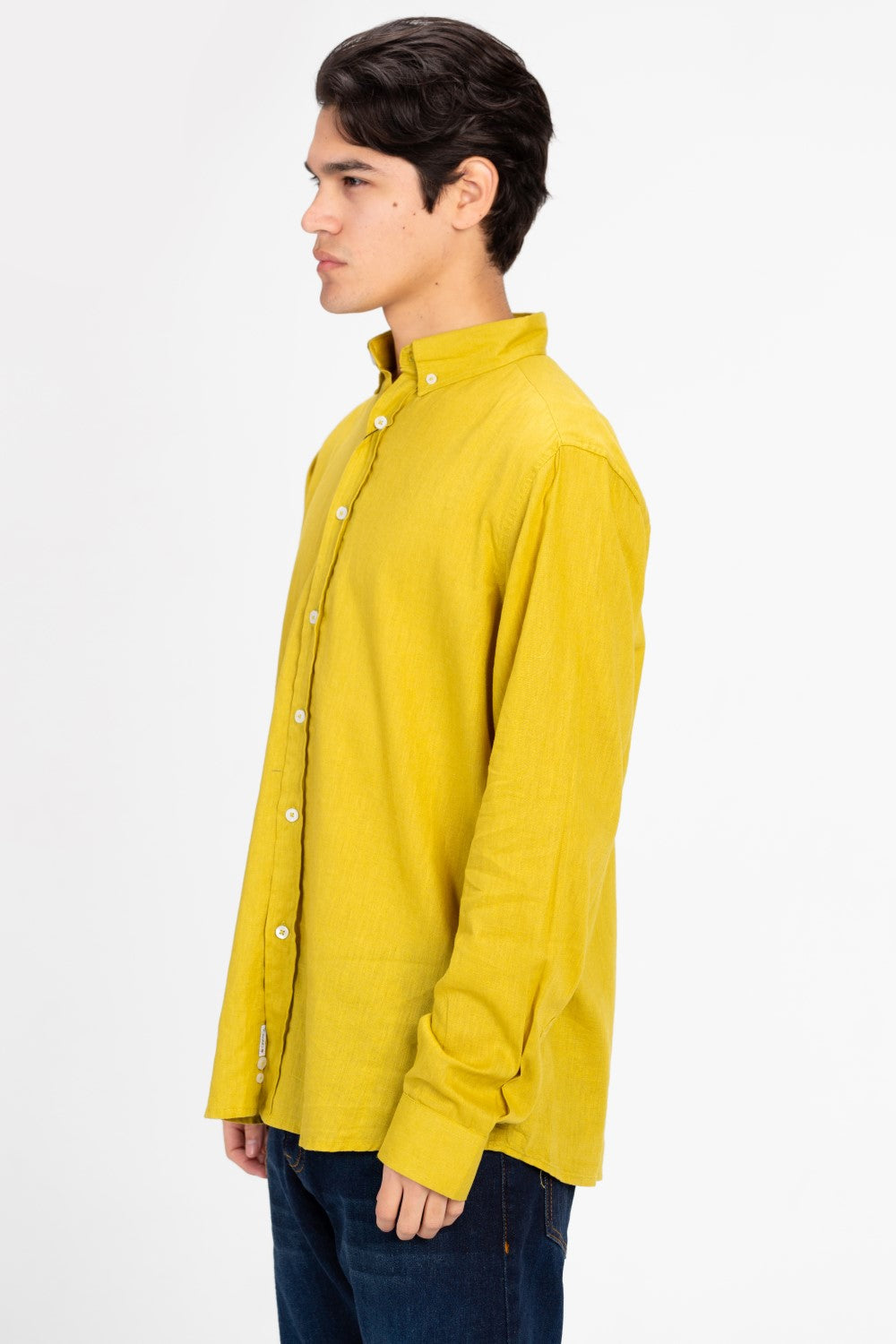 قميص رجالي أساسي من الكتان بقصّة عادية