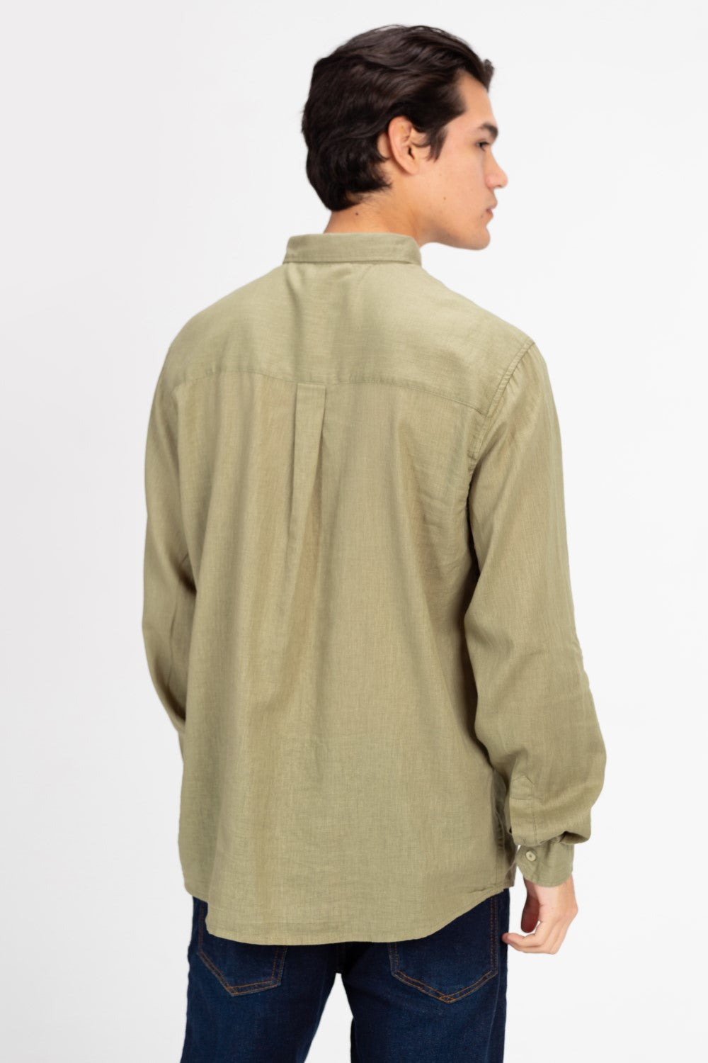 قميص رجالي أساسي من الكتان بقصّة عادية