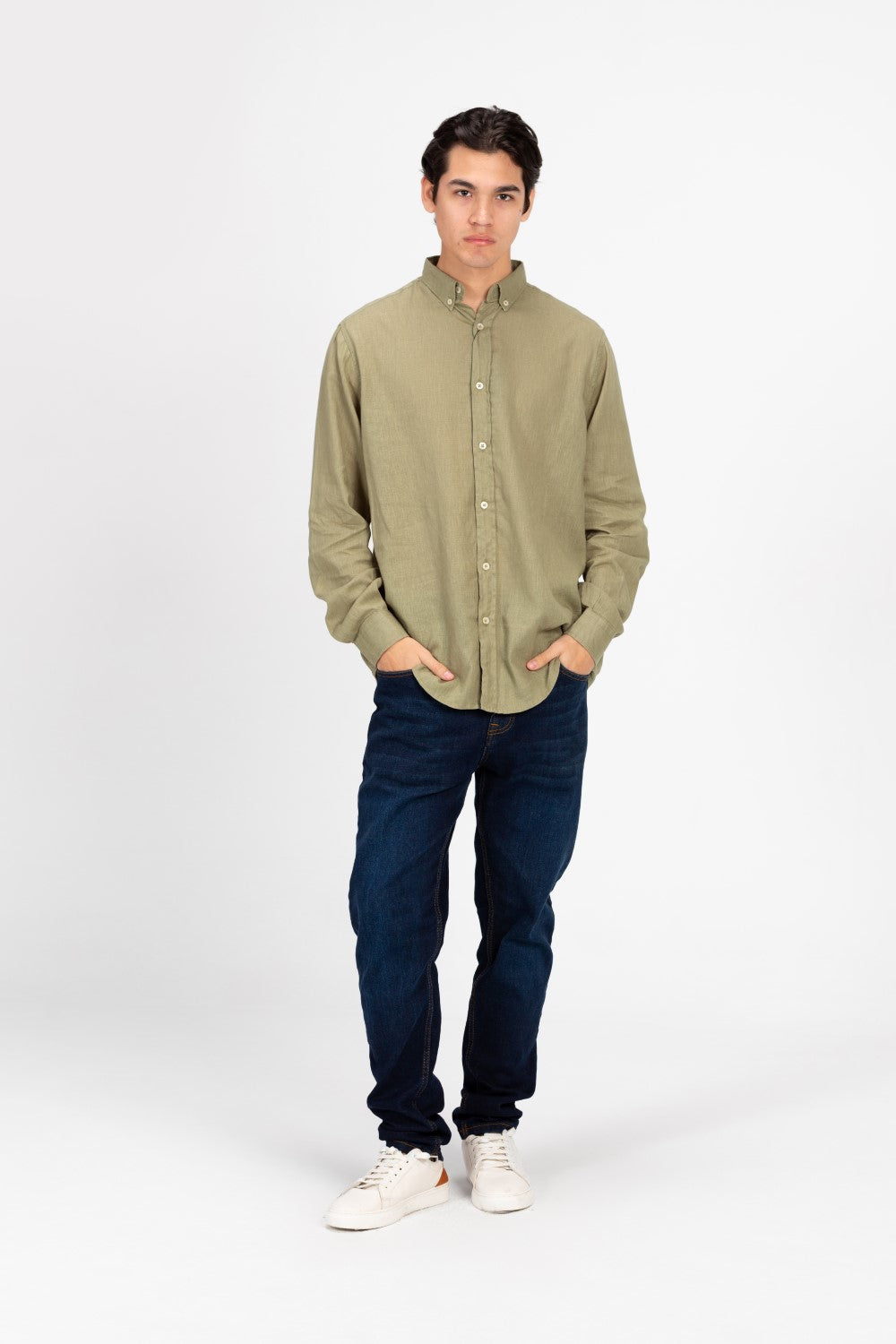 قميص رجالي أساسي من الكتان بقصّة عادية