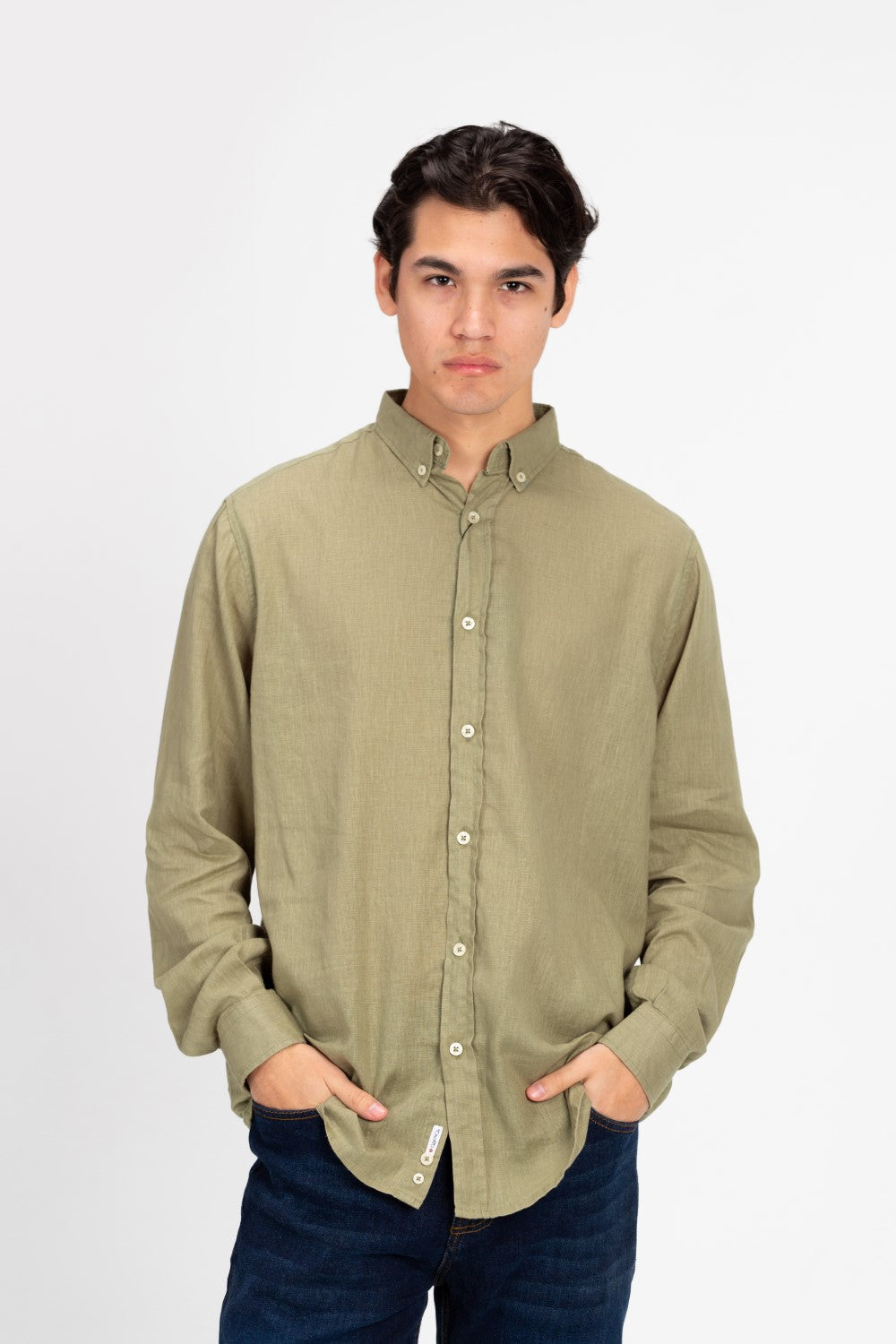 قميص رجالي أساسي من الكتان بقصّة عادية