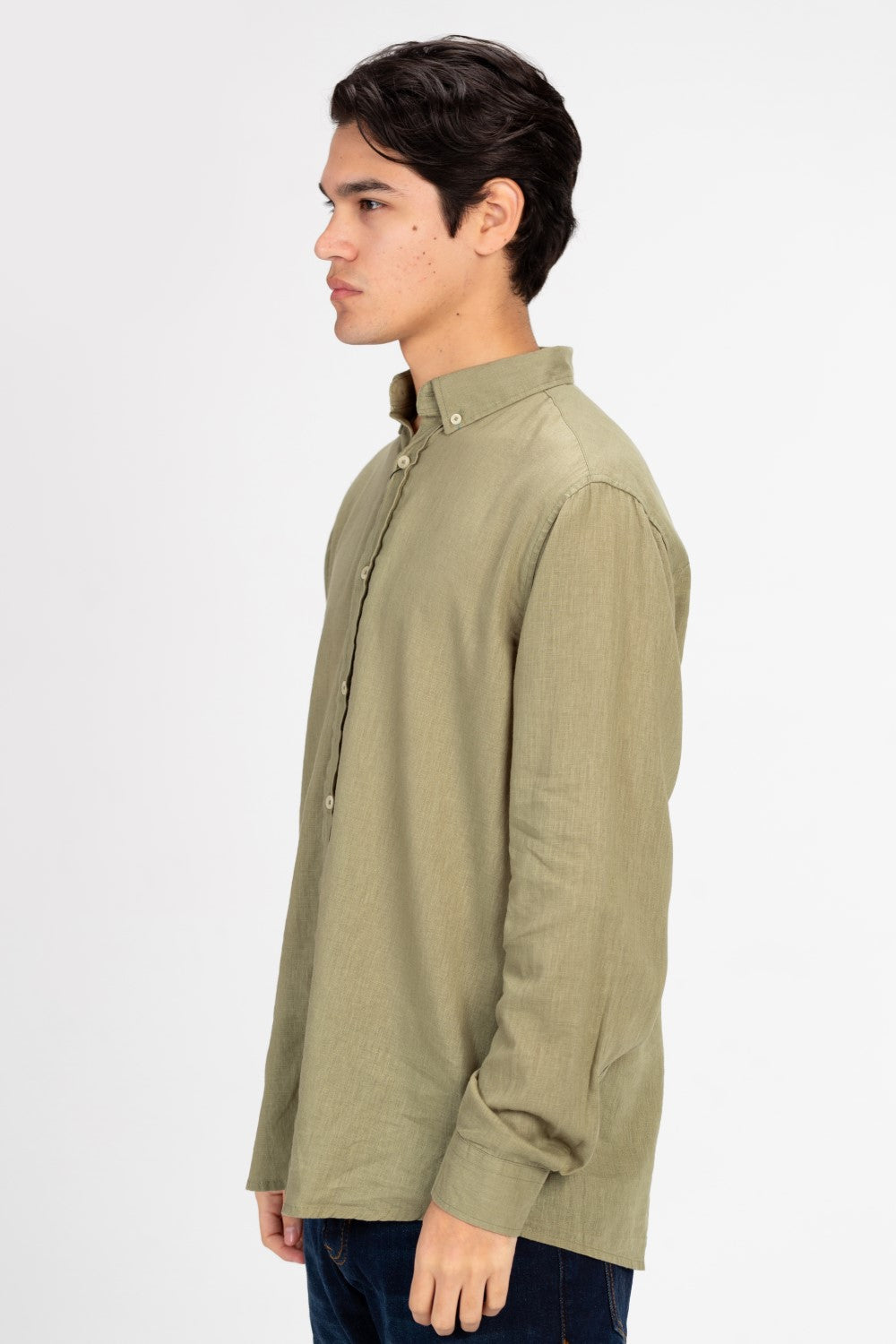 قميص رجالي أساسي من الكتان بقصّة عادية