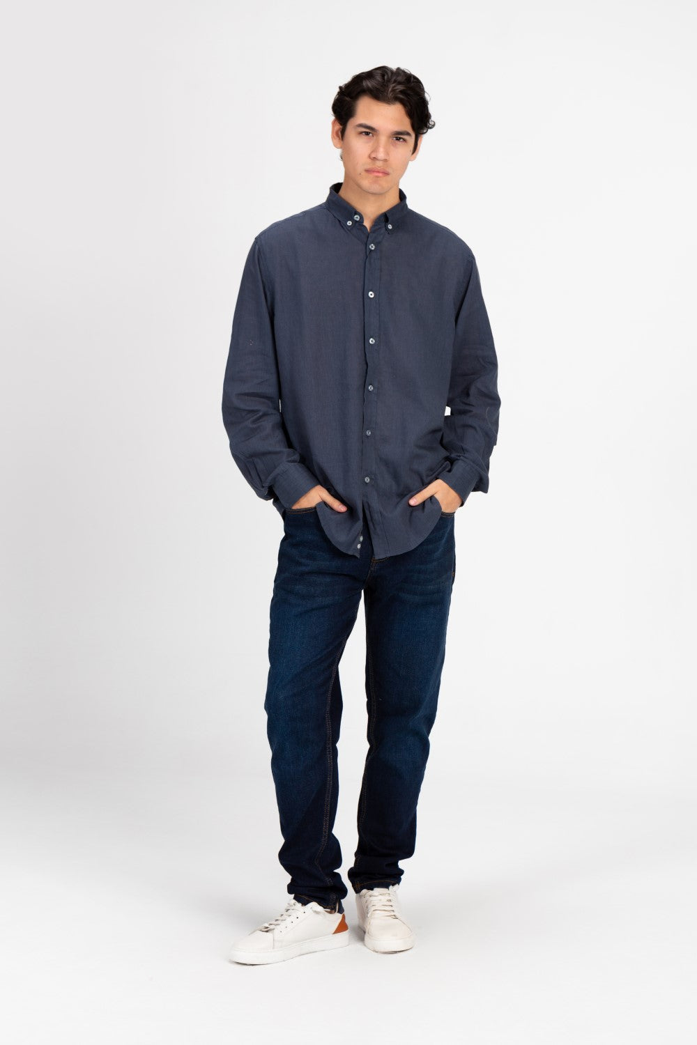 قميص رجالي أساسي من الكتان بقصّة عادية