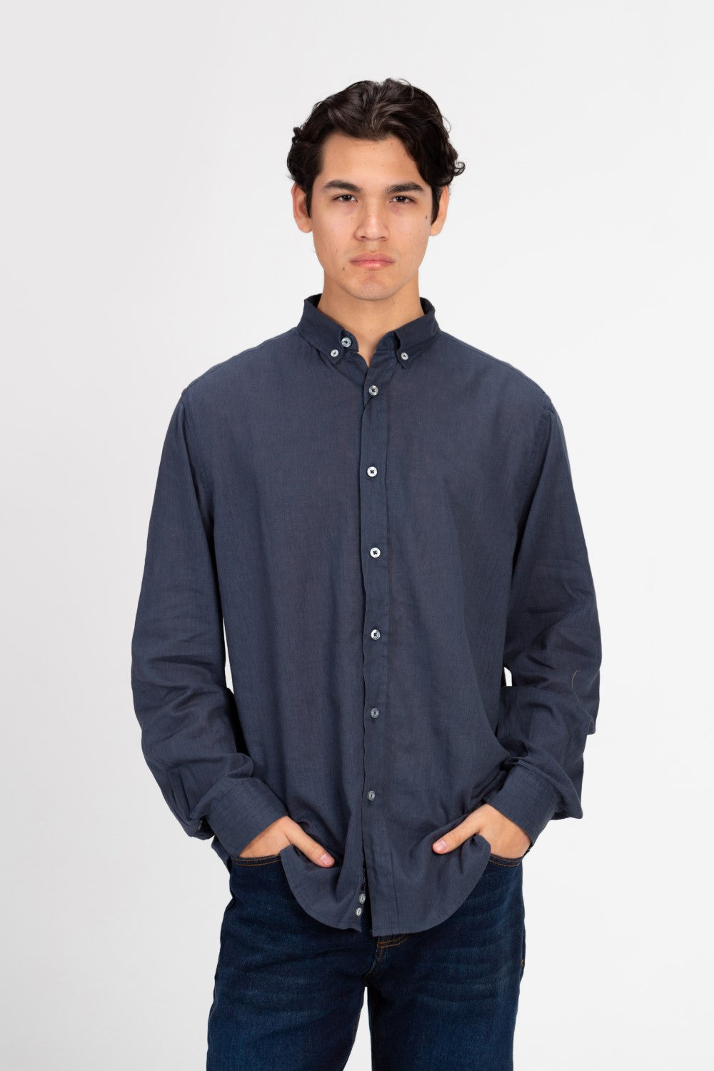 قميص رجالي أساسي من الكتان بقصّة عادية