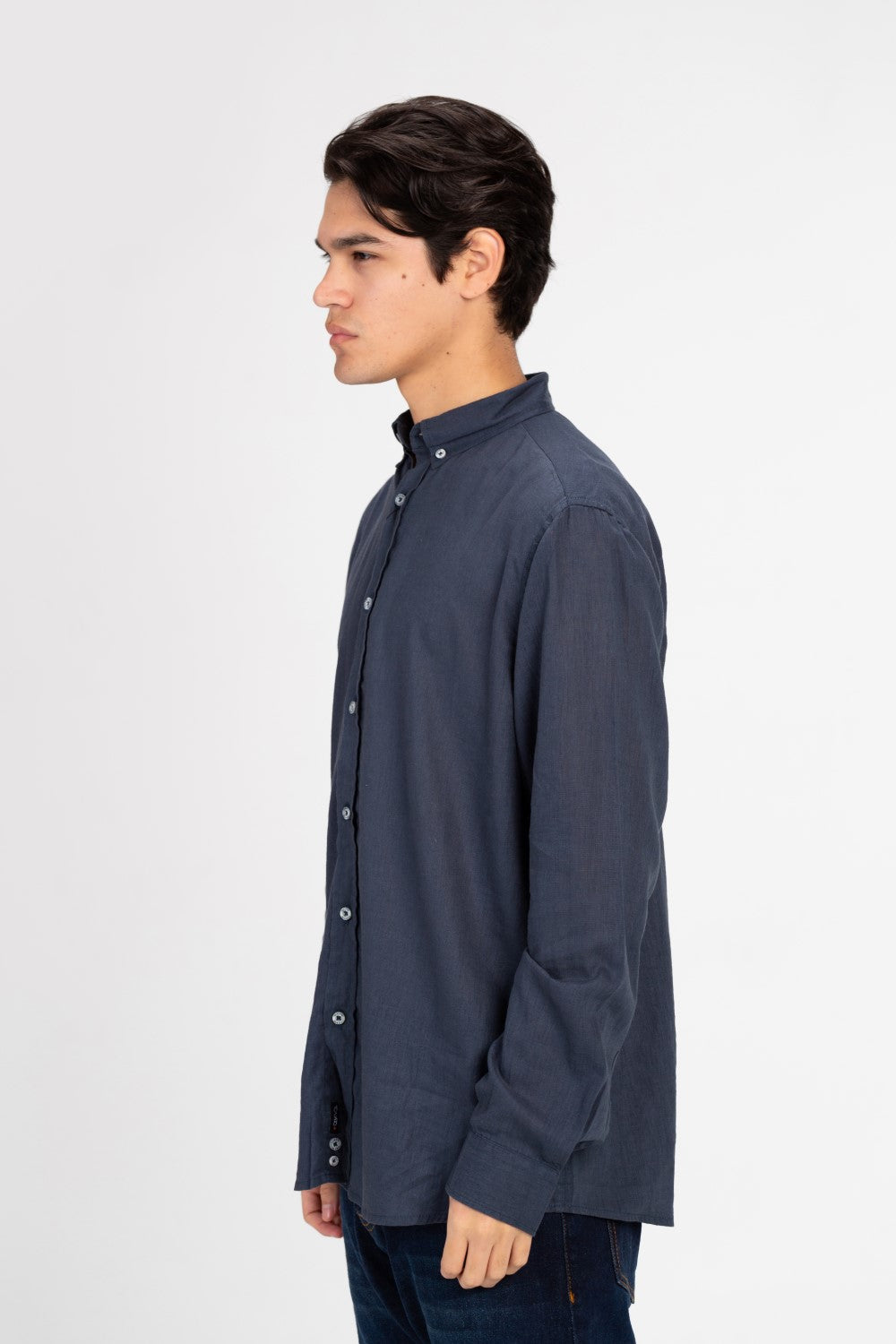 قميص رجالي أساسي من الكتان بقصّة عادية