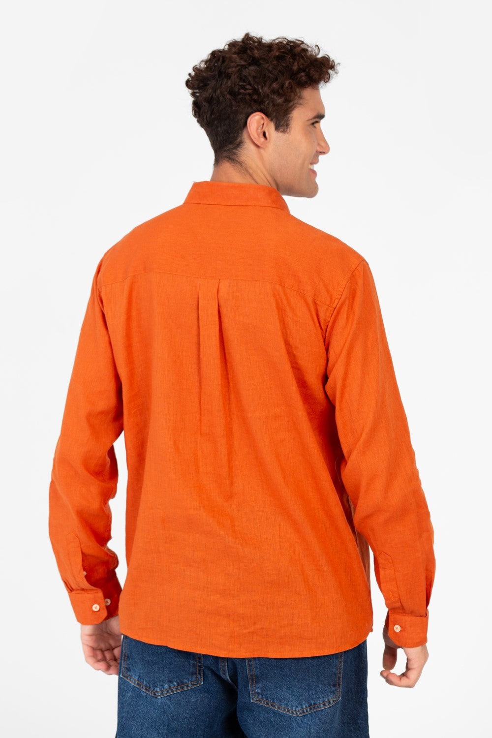 قميص رجالي أساسي من الكتان بقصّة عادية