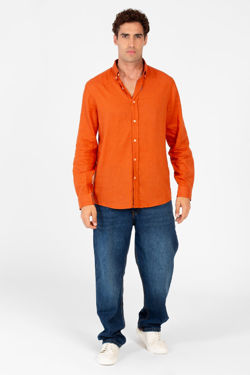 قميص رجالي أساسي من الكتان بقصّة عادية