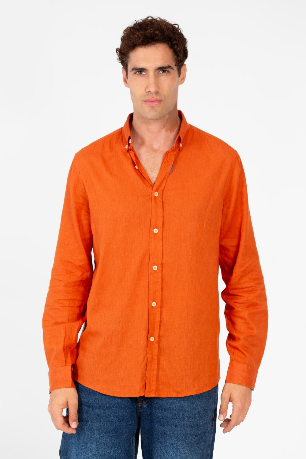 قميص رجالي أساسي من الكتان بقصّة عادية