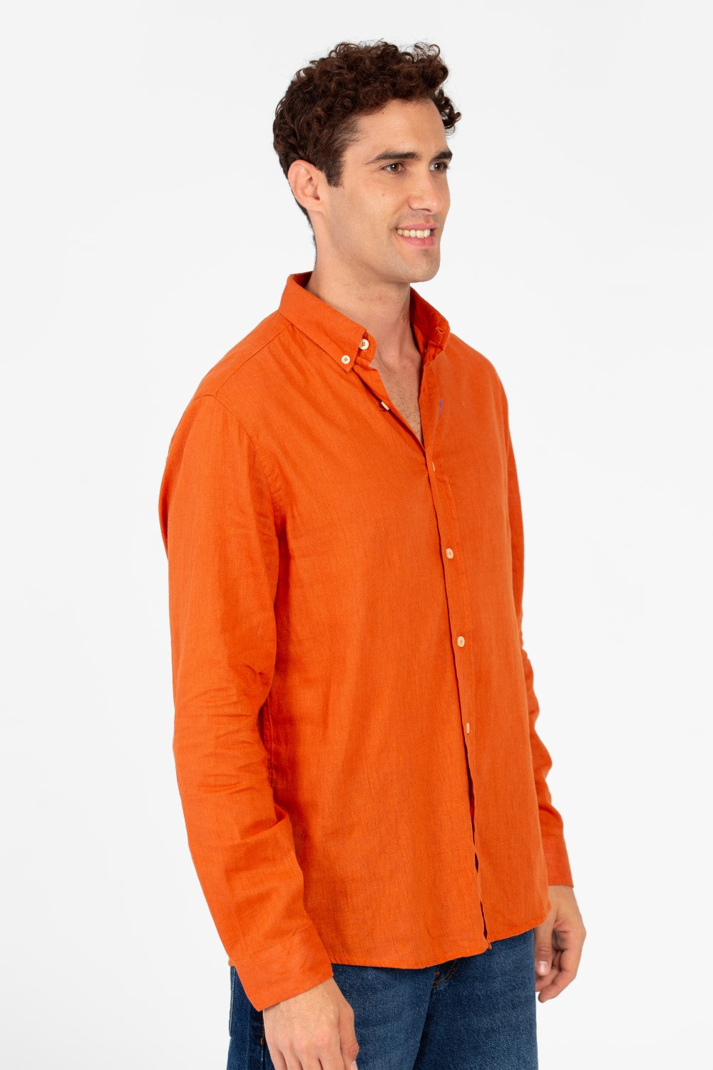 قميص رجالي أساسي من الكتان بقصّة عادية