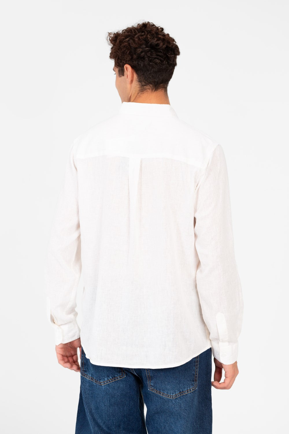 قميص رجالي أساسي من الكتان بقصّة عادية