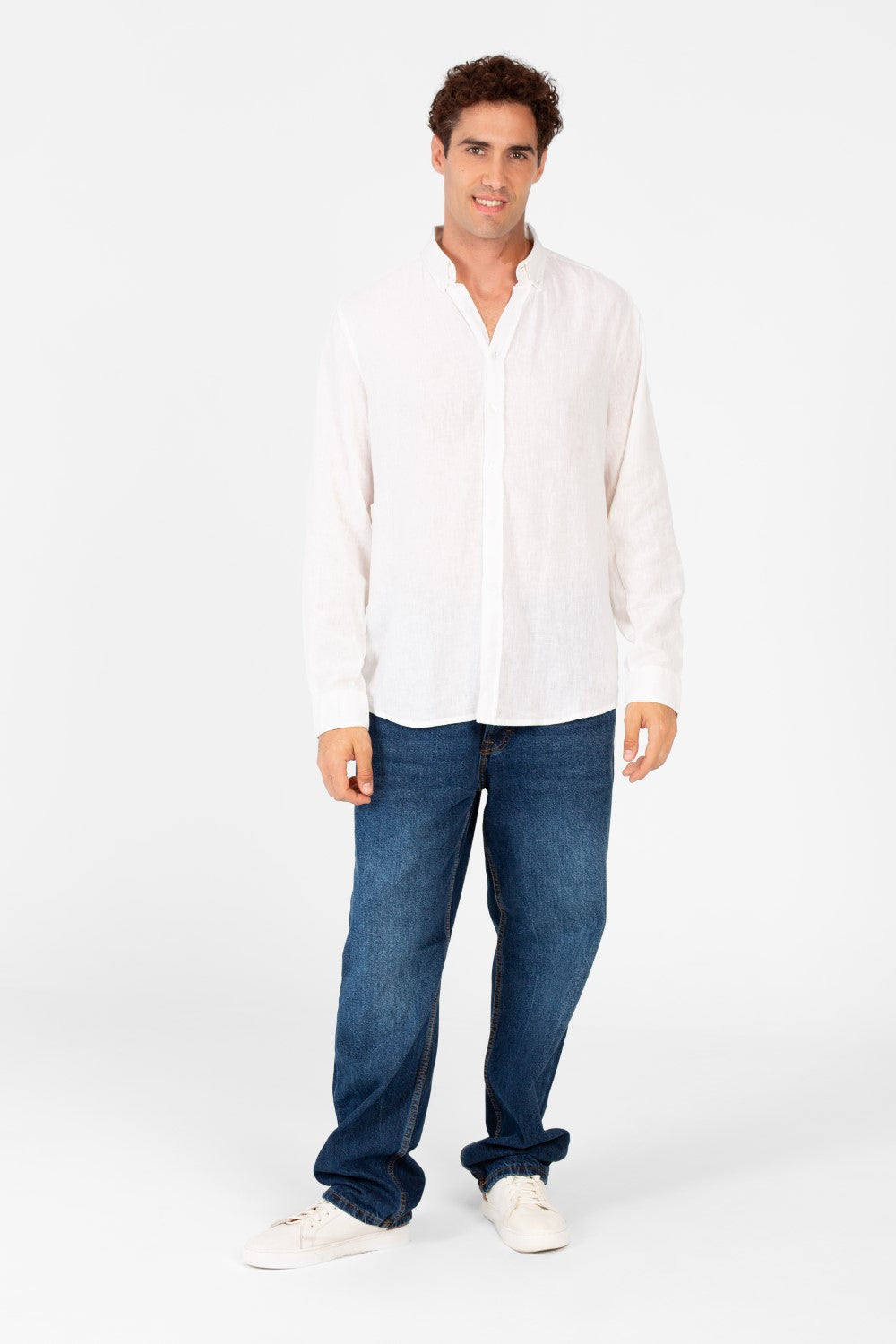 قميص رجالي أساسي من الكتان بقصّة عادية