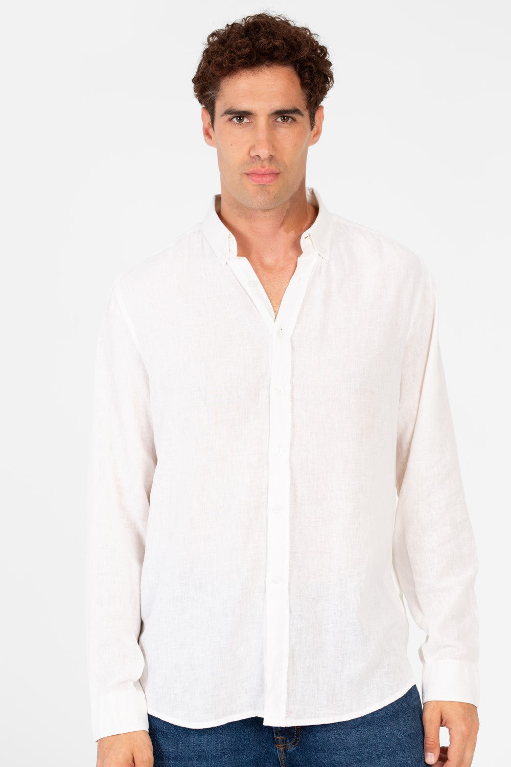 قميص رجالي أساسي من الكتان بقصّة عادية