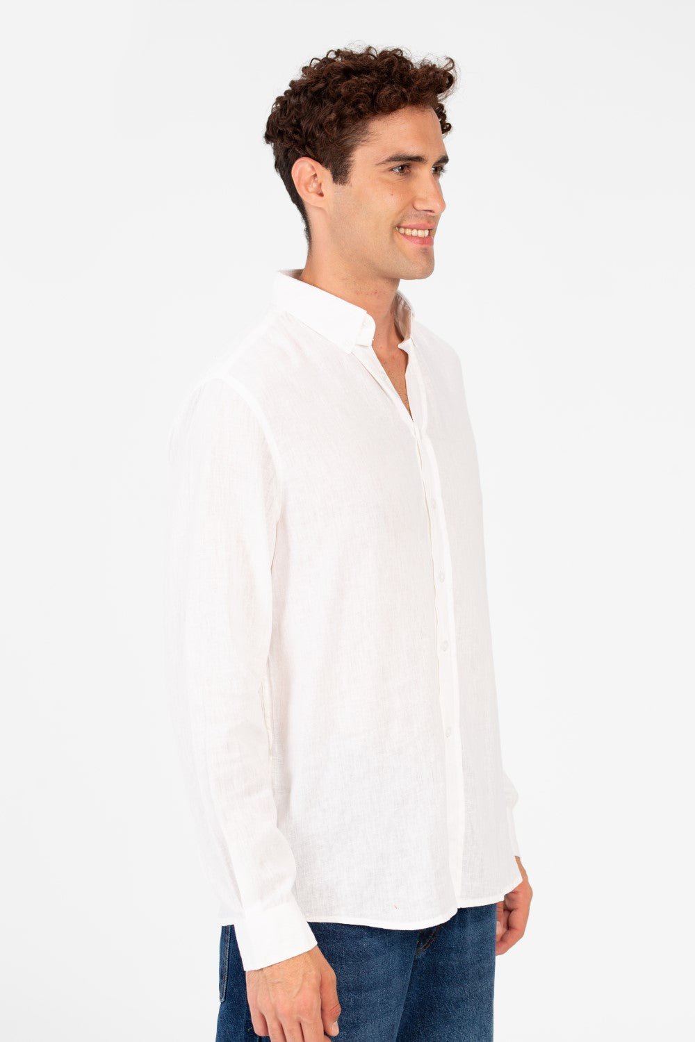 قميص رجالي أساسي من الكتان بقصّة عادية
