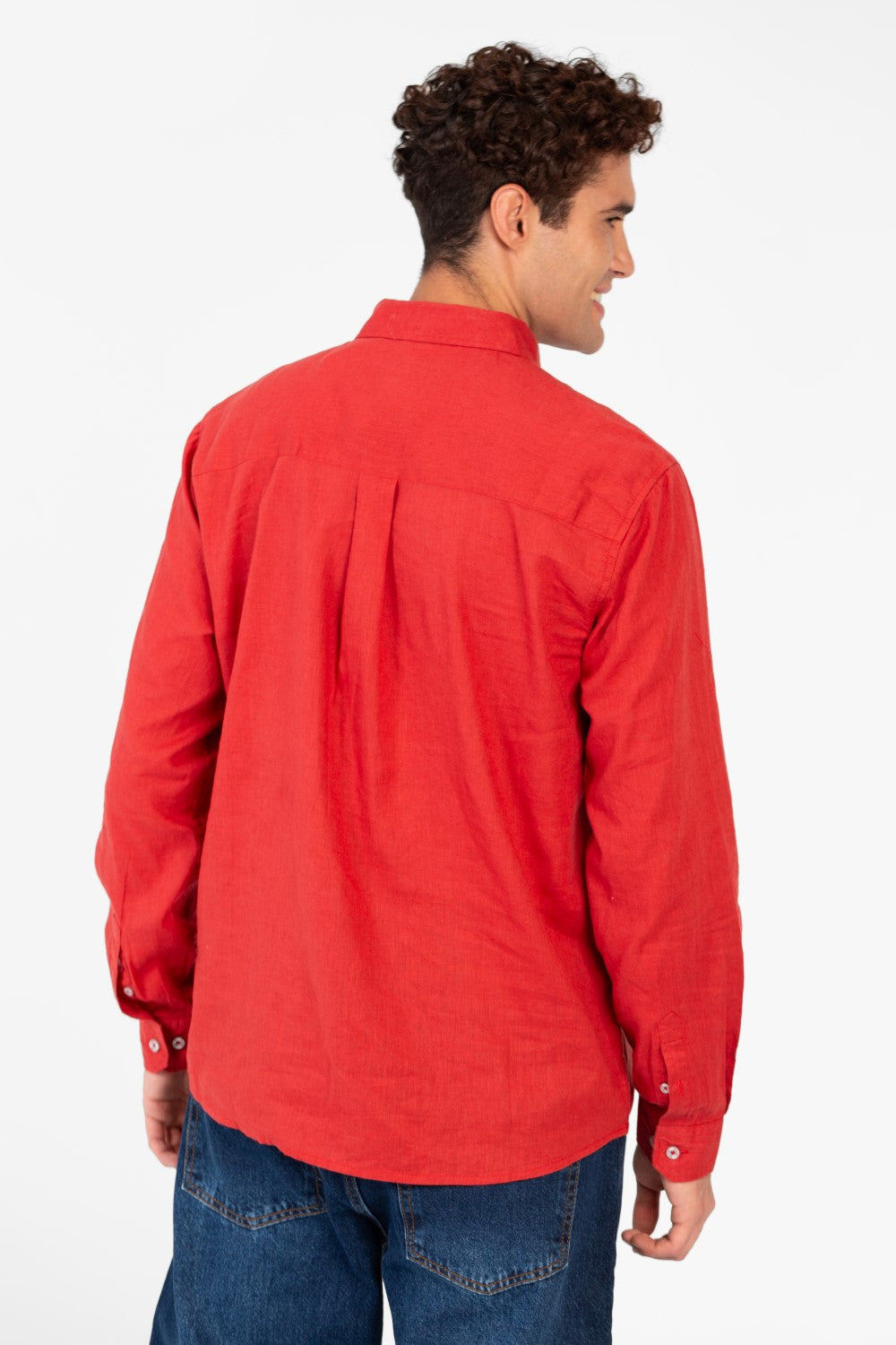 قميص رجالي أساسي من الكتان بقصّة عادية