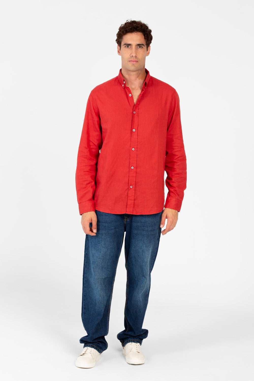 قميص رجالي أساسي من الكتان بقصّة عادية