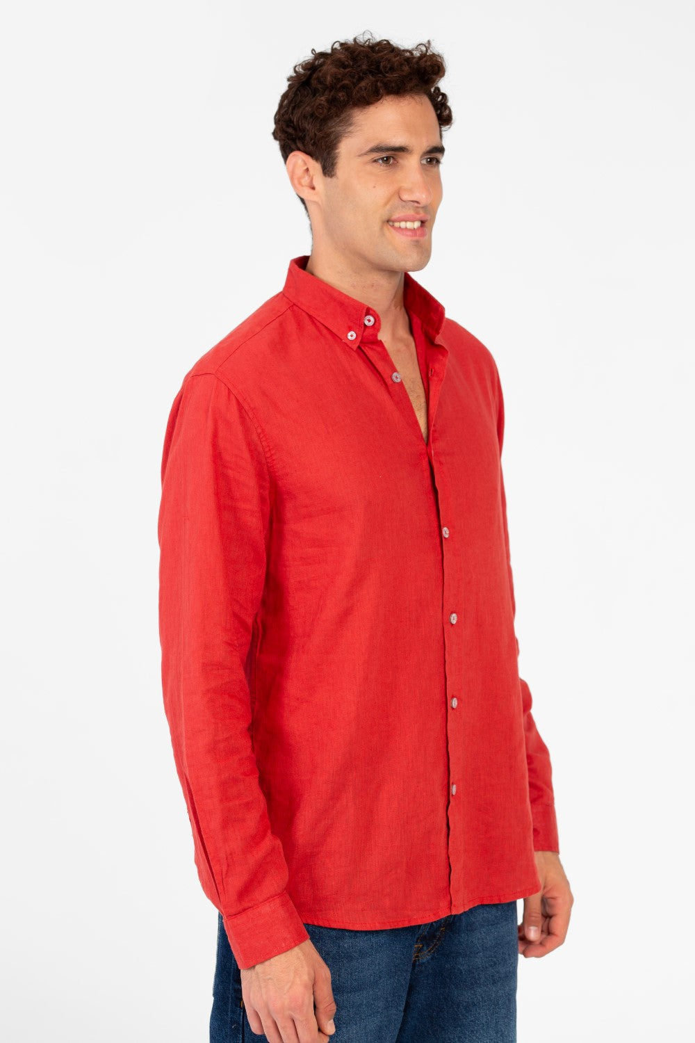 قميص رجالي أساسي من الكتان بقصّة عادية