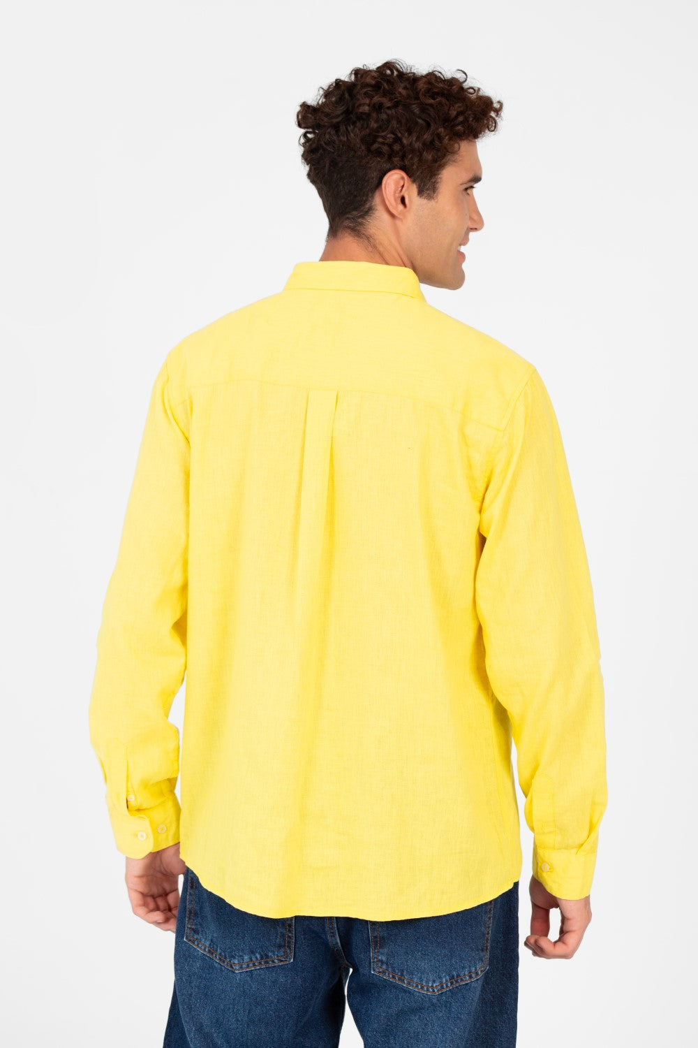 قميص رجالي أساسي من الكتان بقصّة عادية