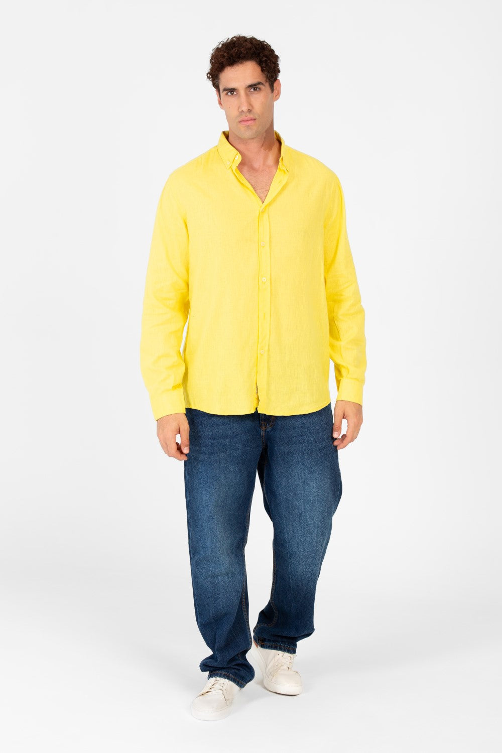 قميص رجالي أساسي من الكتان بقصّة عادية