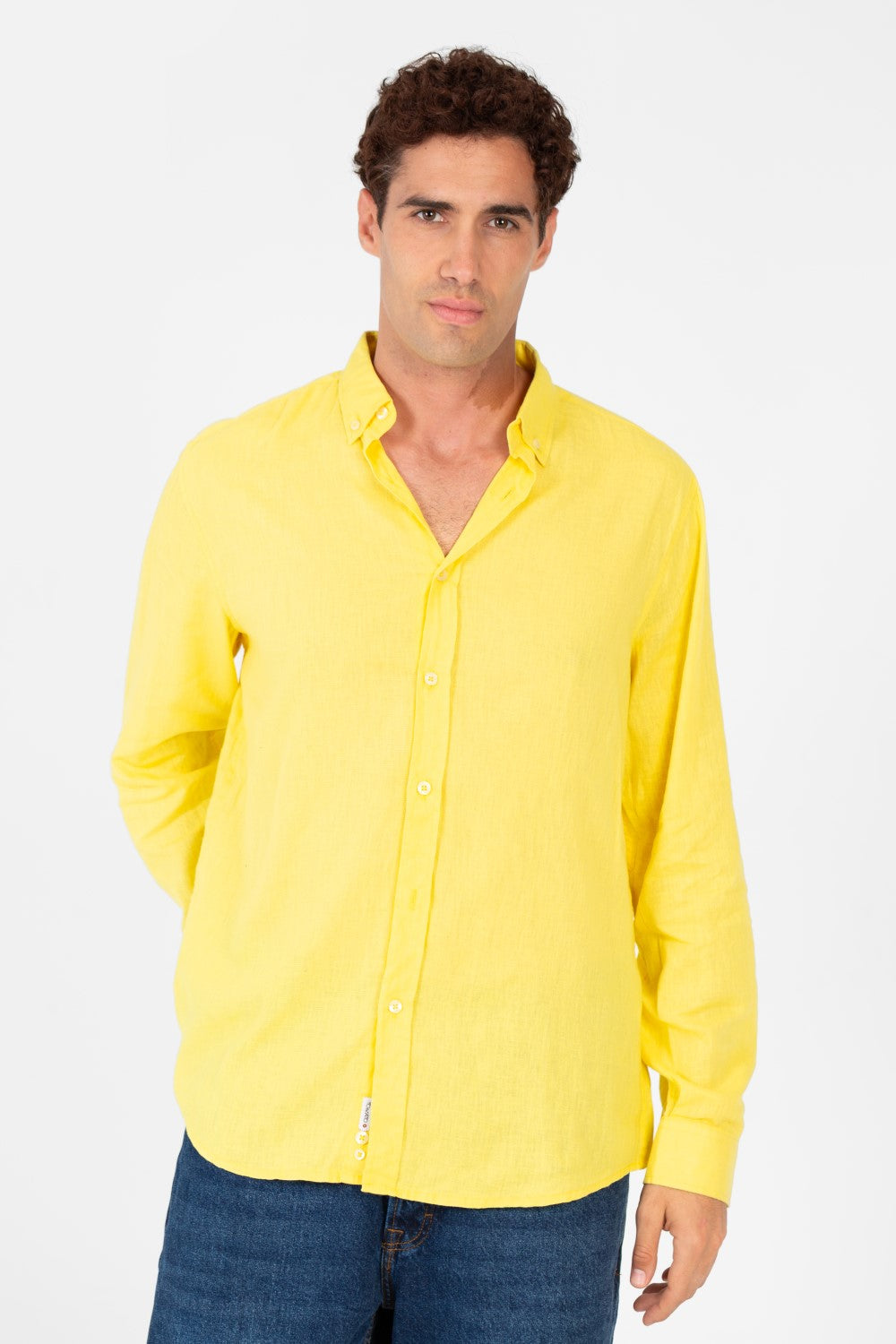 قميص رجالي أساسي من الكتان بقصّة عادية