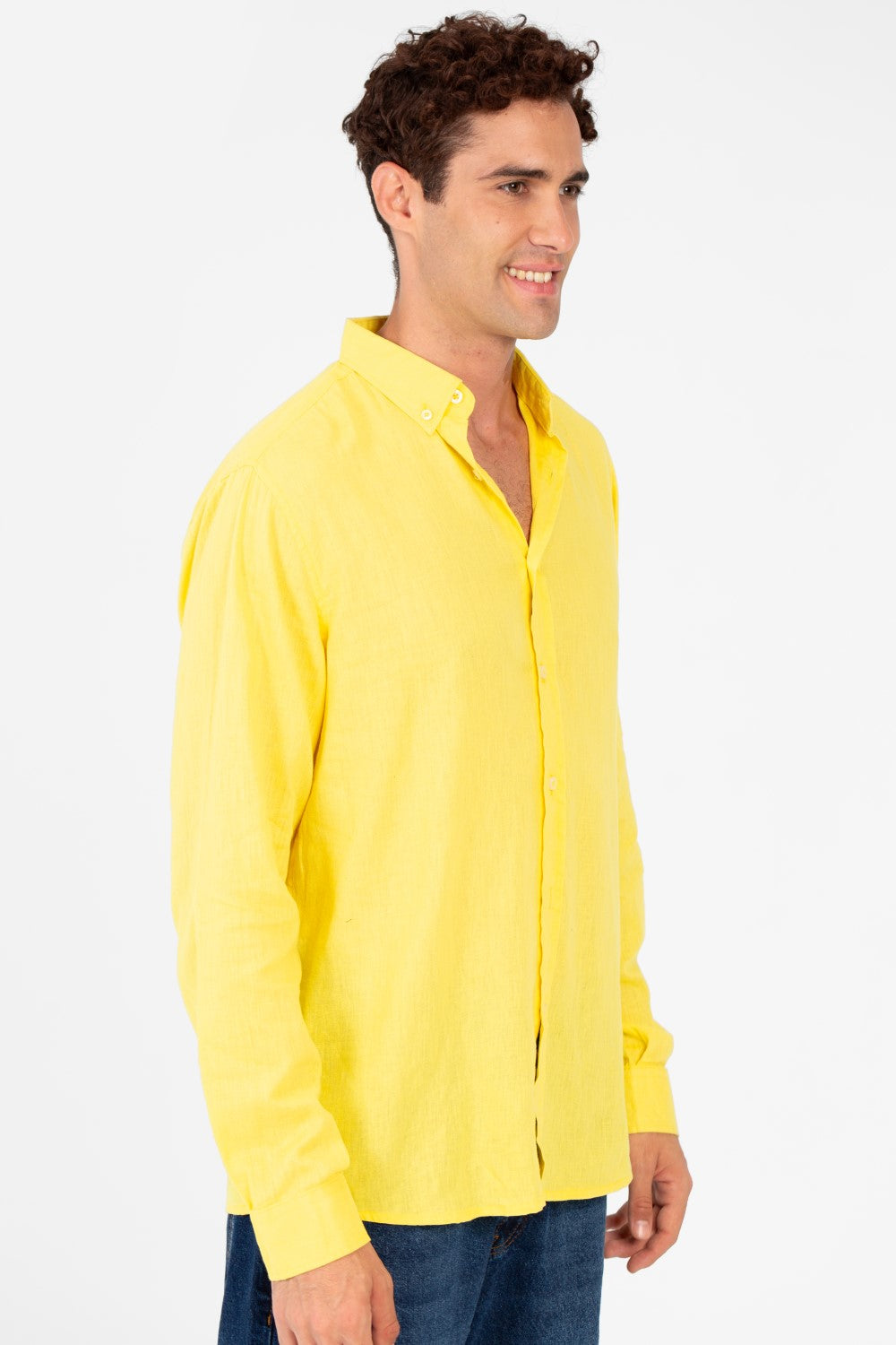 قميص رجالي أساسي من الكتان بقصّة عادية