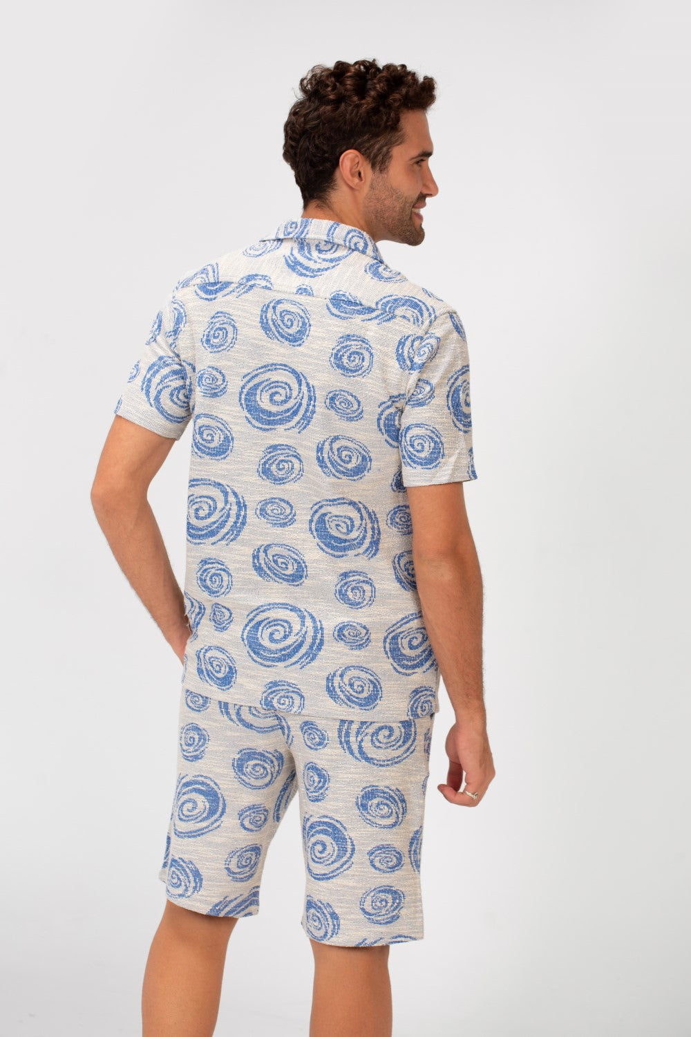 طقم رجالي شبكي بنصف كم وأزرار كاملة وقميص قصير