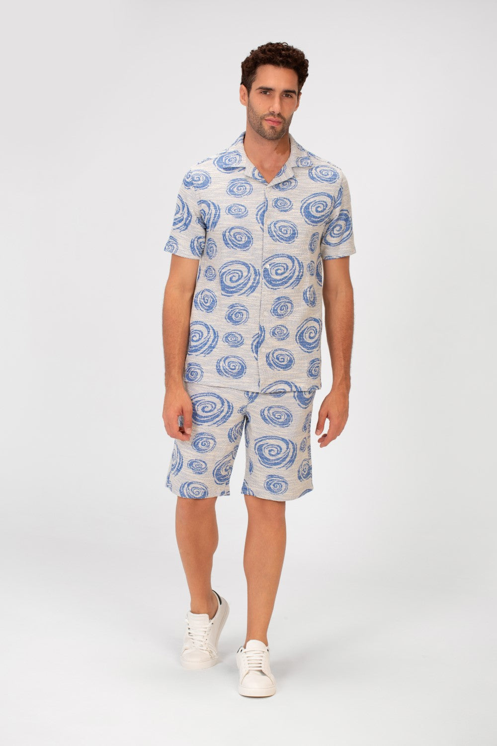 طقم رجالي شبكي بنصف كم وأزرار كاملة وقميص قصير