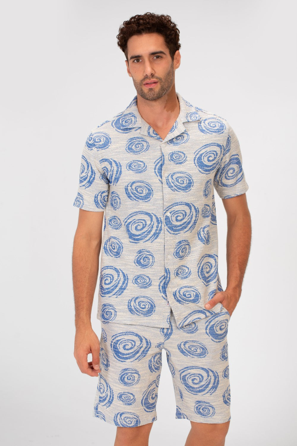 طقم رجالي شبكي بنصف كم وأزرار كاملة وقميص قصير