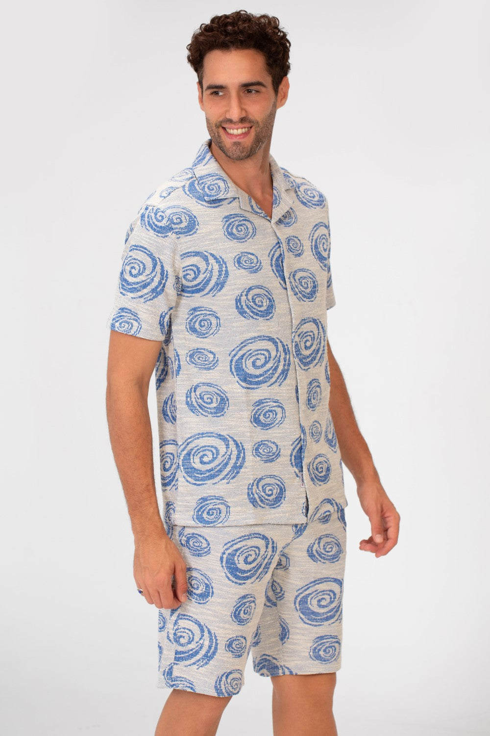 طقم رجالي شبكي بنصف كم وأزرار كاملة وقميص قصير