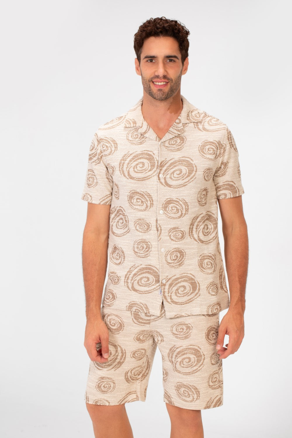 طقم رجالي شبكي بنصف كم وأزرار كاملة وقميص قصير