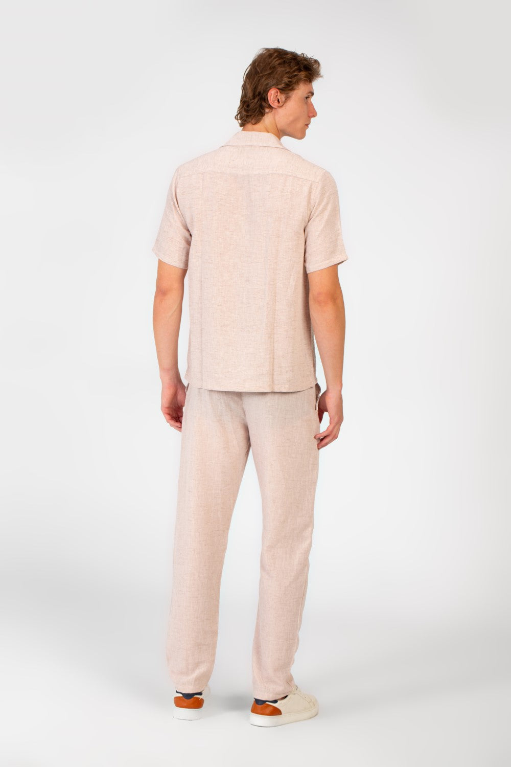 طقم رجالي عصري بتصميم عصري من الكتان بقصة ضيقة وقميص وبنطلون بأكمام نصفية