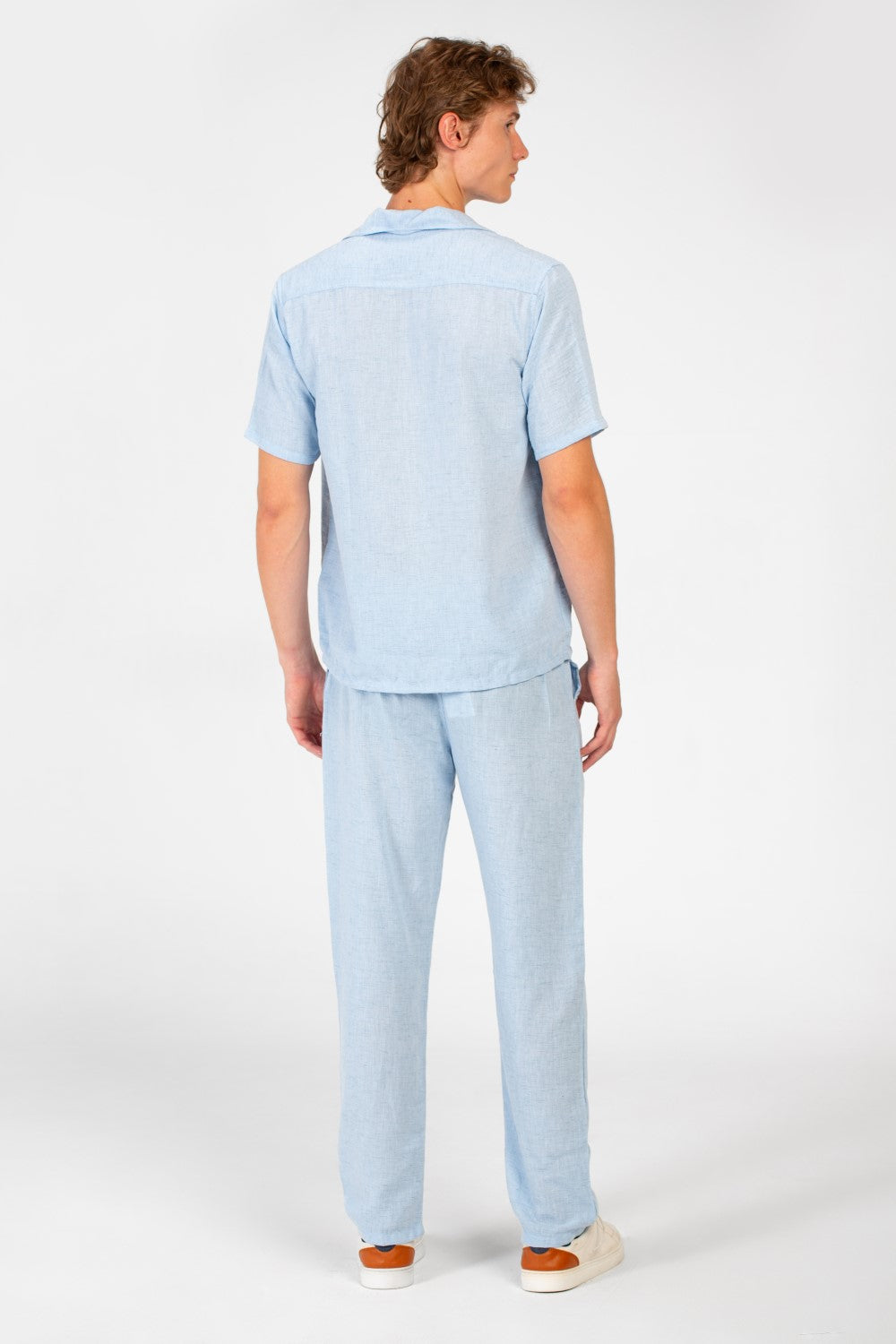 طقم رجالي عصري بتصميم عصري من الكتان بقصة ضيقة وقميص وبنطلون بأكمام نصفية