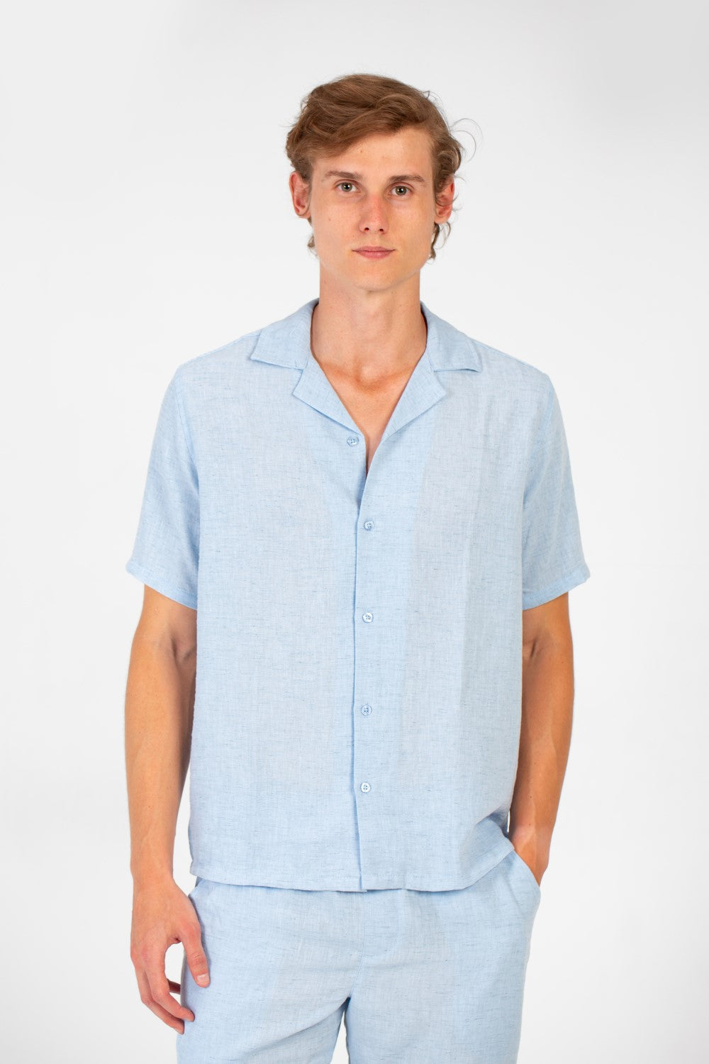 طقم رجالي عصري بتصميم عصري من الكتان بقصة ضيقة وقميص وبنطلون بأكمام نصفية