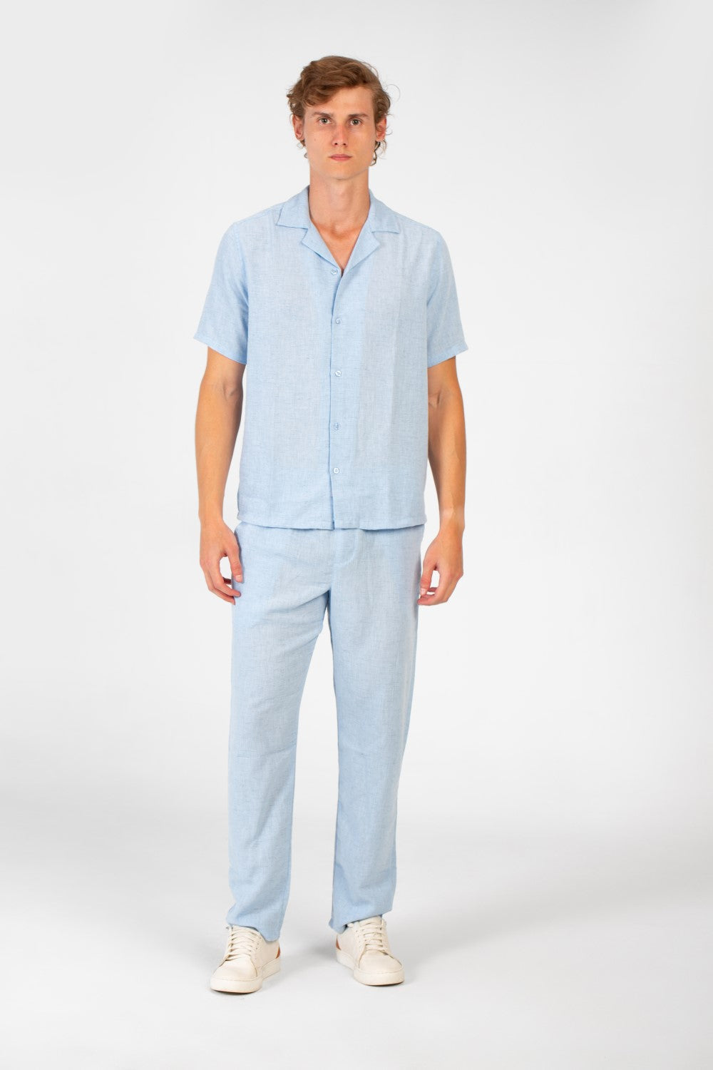 طقم رجالي عصري بتصميم عصري من الكتان بقصة ضيقة وقميص وبنطلون بأكمام نصفية