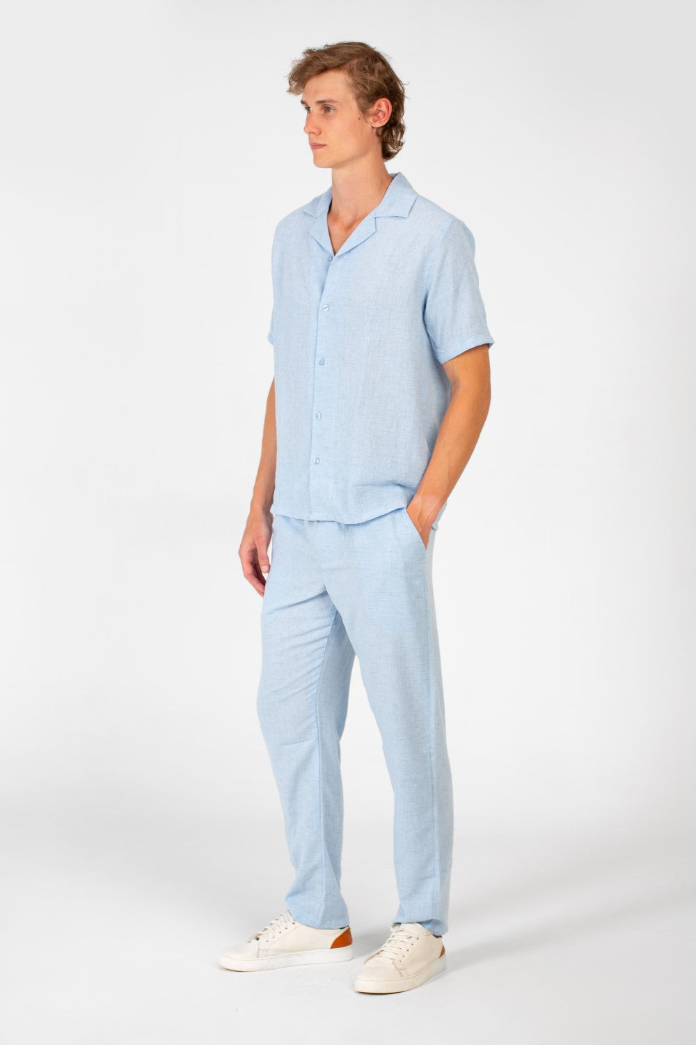 طقم رجالي عصري بتصميم عصري من الكتان بقصة ضيقة وقميص وبنطلون بأكمام نصفية