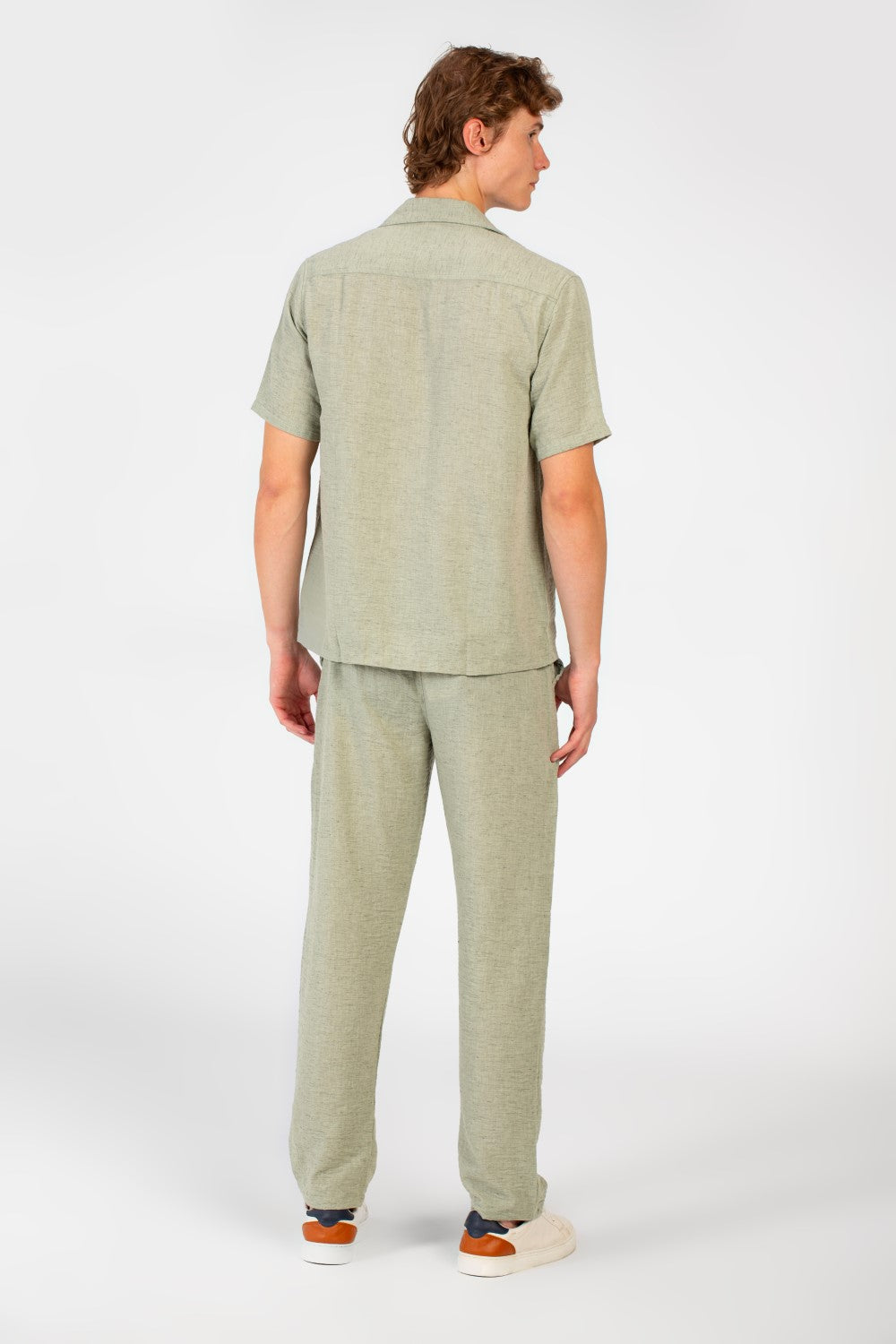 طقم رجالي عصري بتصميم عصري من الكتان بقصة ضيقة وقميص وبنطلون بأكمام نصفية