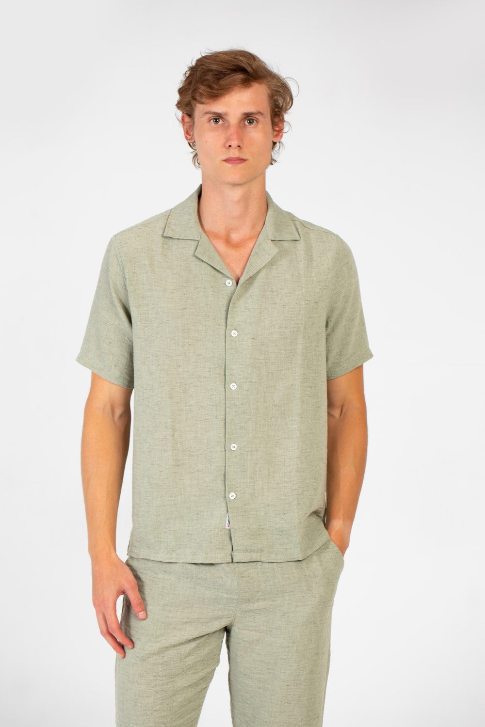 طقم رجالي عصري بتصميم عصري من الكتان بقصة ضيقة وقميص وبنطلون بأكمام نصفية