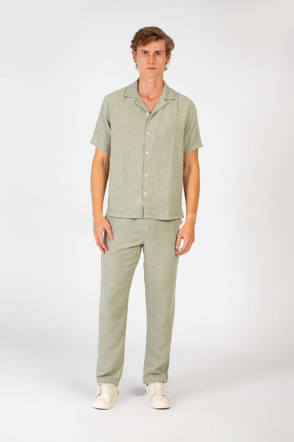 طقم رجالي عصري بتصميم عصري من الكتان بقصة ضيقة وقميص وبنطلون بأكمام نصفية