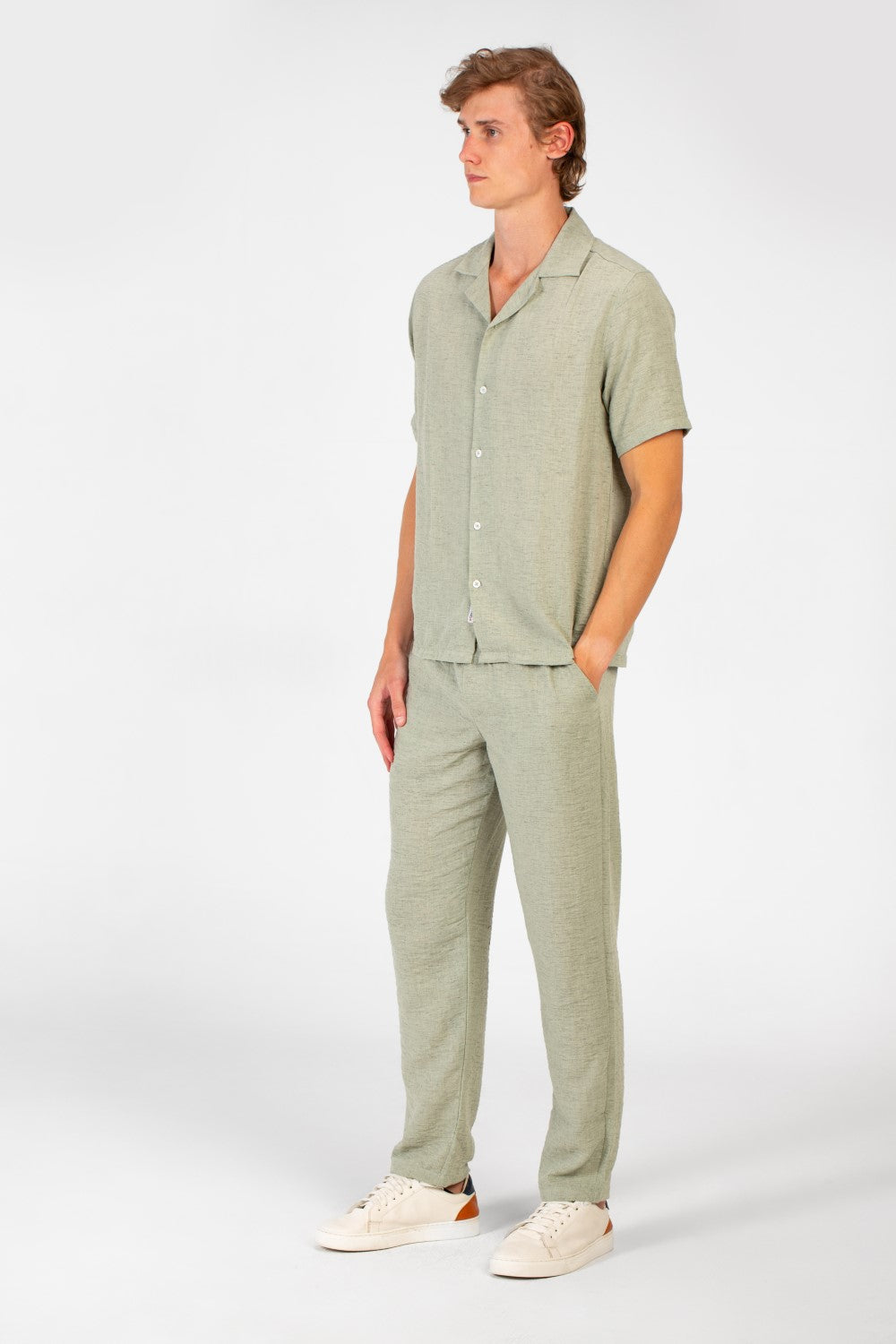 طقم رجالي عصري بتصميم عصري من الكتان بقصة ضيقة وقميص وبنطلون بأكمام نصفية