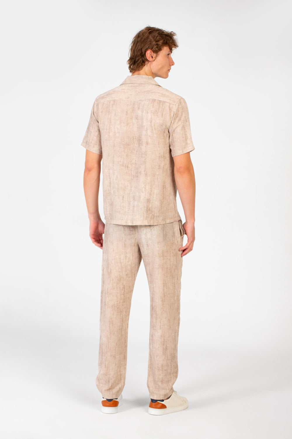 طقم ملابس رجالي عصري من الكتان بقصة ضيقة وقميص وبنطال بأكمام نصفية